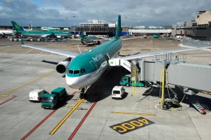 Aeropuerto de Dublín - avión de Aer Lingus en el delantal en el aeropuerto de Dublín